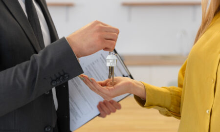 женщина получает ключи от квартиры