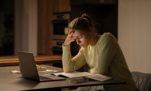 Женщина работает ночью