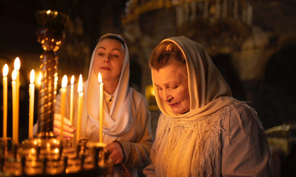 женщины молятся в храме