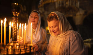 женщины молятся в храме