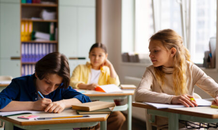 Школьники решают контрольную работу