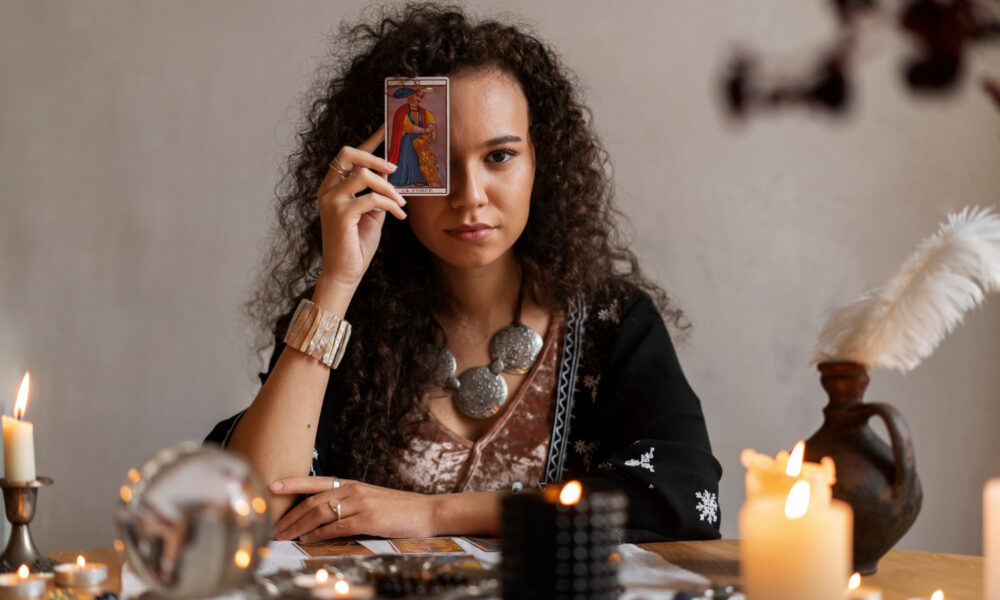 Астролог с картой Таро