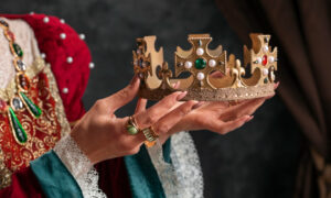 Женщина держит корону