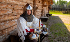 Богатырь, сидящий у избушки.