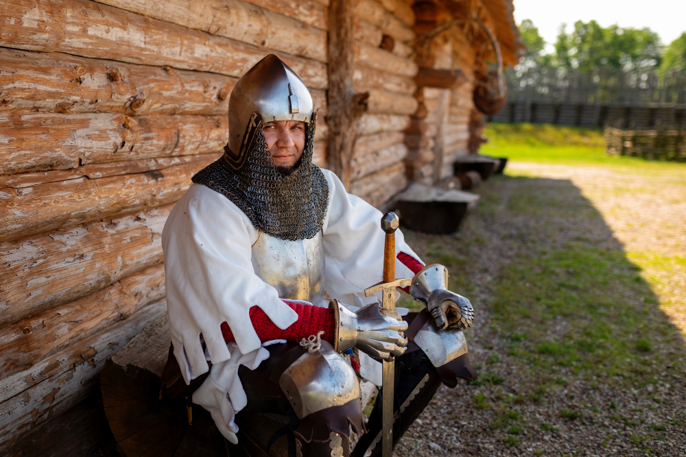 Богатырь, сидящий у избушки.