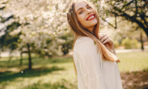 женщина улыбается в саду