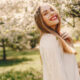 женщина улыбается в саду