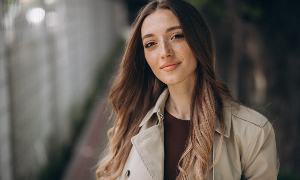 Девушка думает