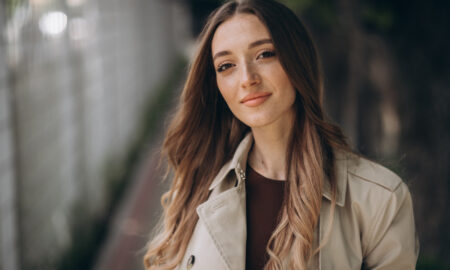 Девушка думает