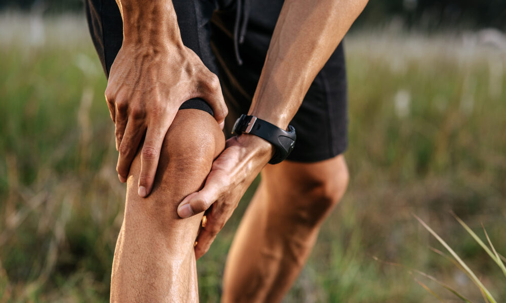 у человека болит колено