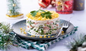 Оливье на новогоднем столе