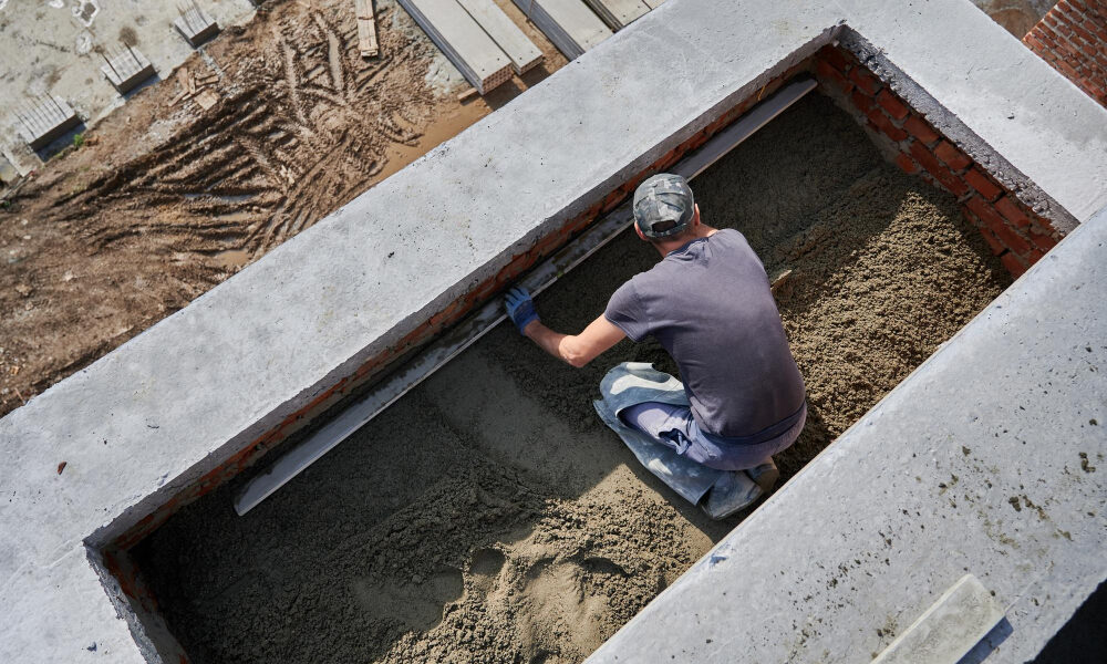 Рабочий заливает бетон