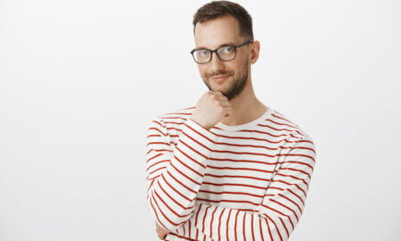 Задумчивый человек в полосатой кофте смотрит вдаль