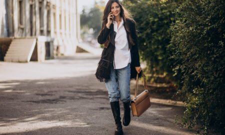 Девушка идёт по улице и разговаривает по телефону