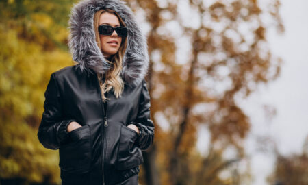 Молодая женщина в тёплой куртке