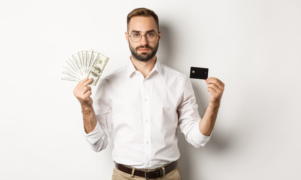 мужчина с наличными и картой