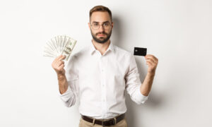 мужчина с наличными и картой