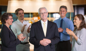 Люди аплодируют умному мужчине