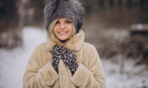 Женщина в шапке на улице