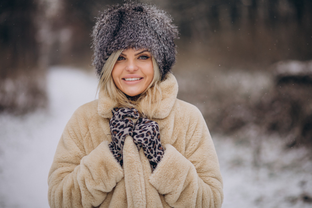 Женщина в шапке на улице