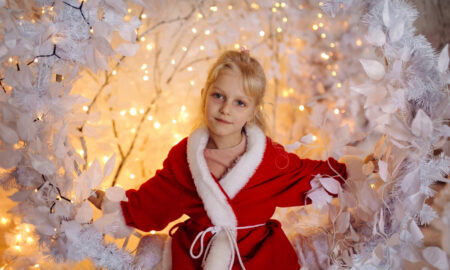 Девочка у ёлки под Новый год