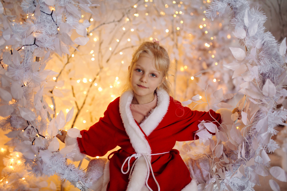 Девочка у ёлки под Новый год