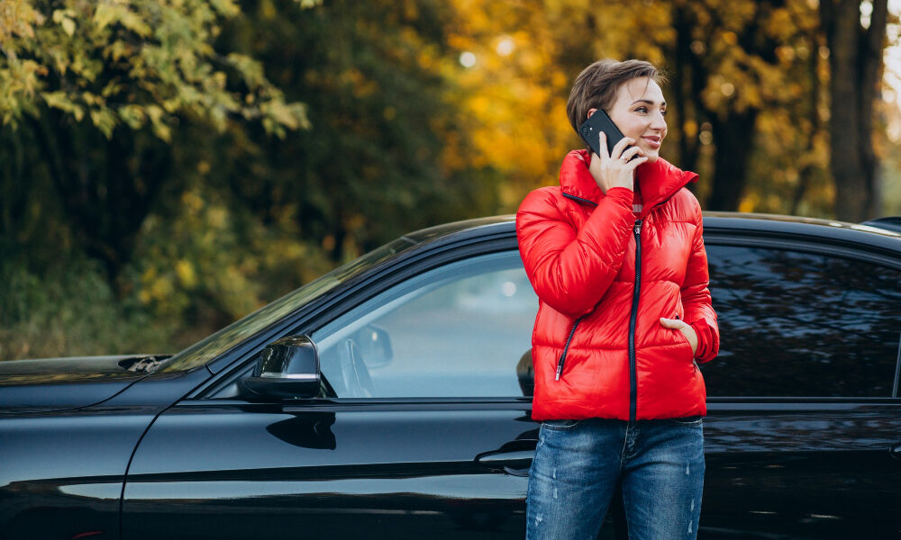 девушка стоит возле машины