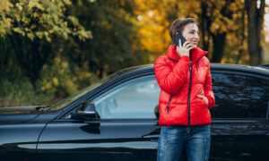 девушка стоит возле машины