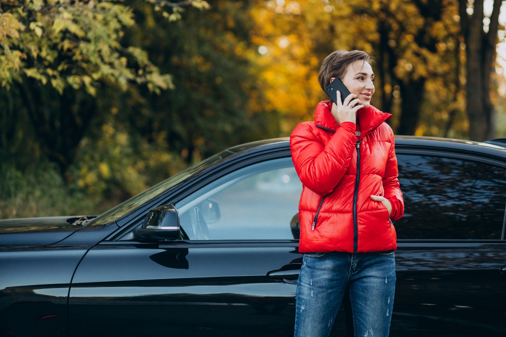девушка стоит возле машины