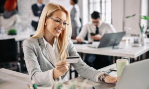 Девушка решает задачи на компьютере и работает