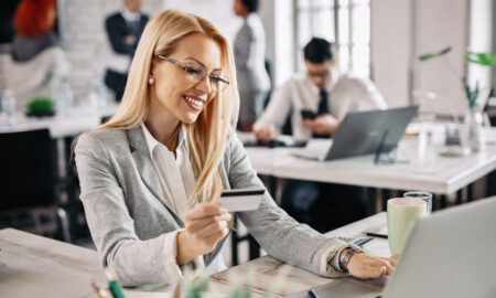 Девушка решает задачи на компьютере и работает