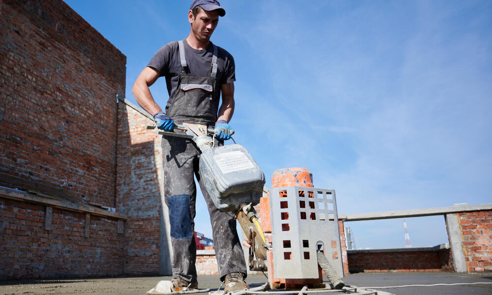 Рабочая, занимающийся укладкой бетона.