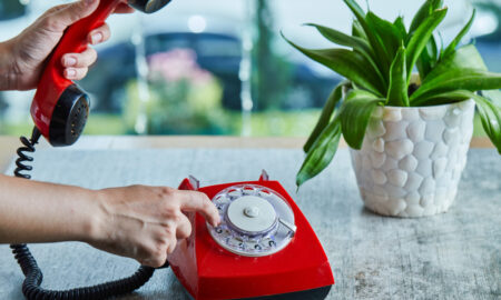 Телефон на столе