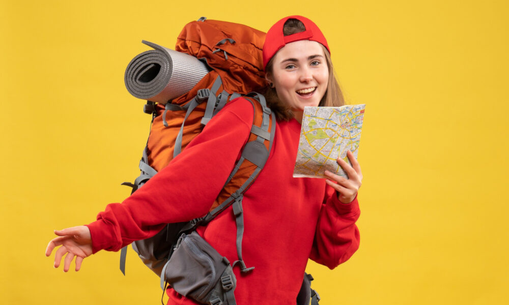 Туристка с картой