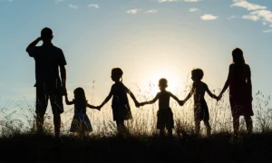 многодетная семья на фоне заката