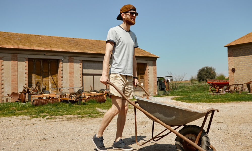 Мужчина с тележкой на даче