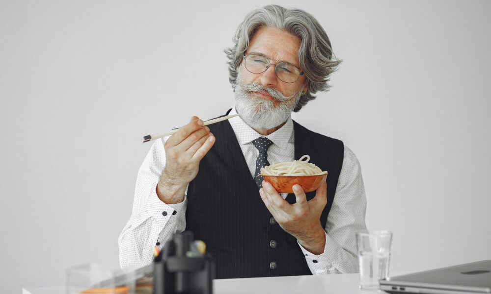 Мужчина с бородой обедает