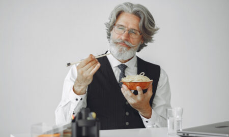 Мужчина с бородой обедает