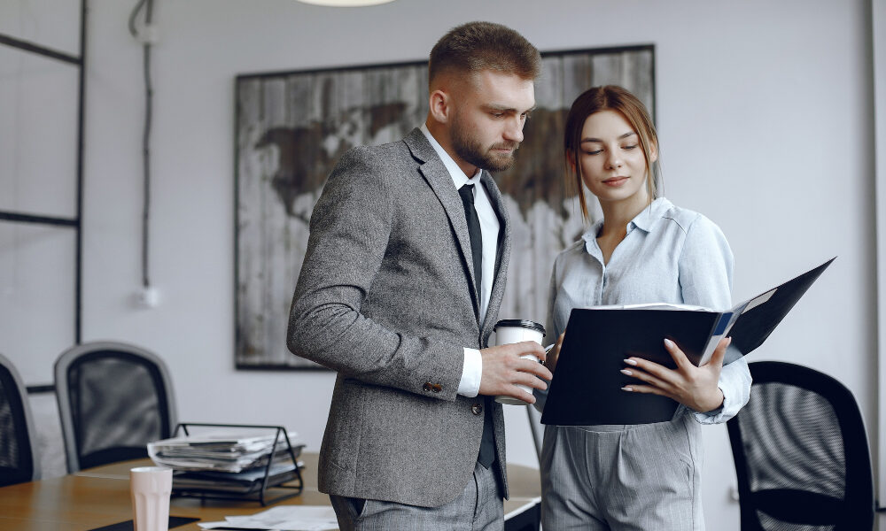 двое деловых людей решают важные задачи