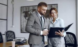 двое деловых людей решают важные задачи