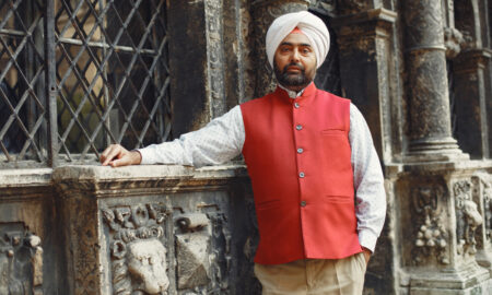 Житель индии стоит в своей национальной одежде