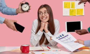 Девушка за столом