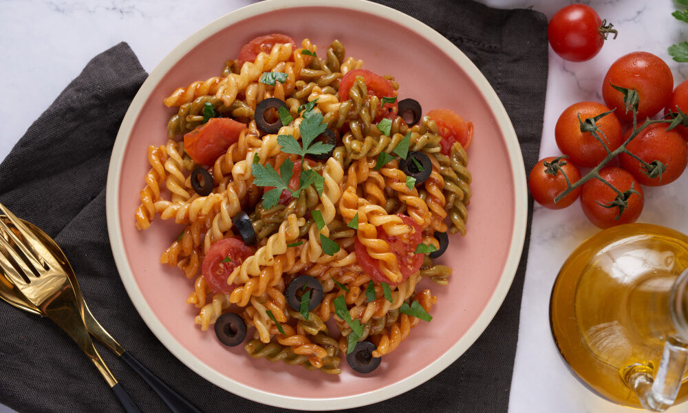 Макароны с томатами и зеленью