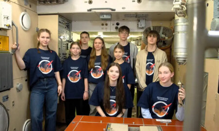 alt школьники в космическом корабле