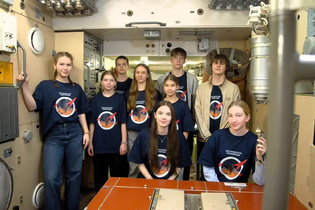 alt школьники в космическом корабле
