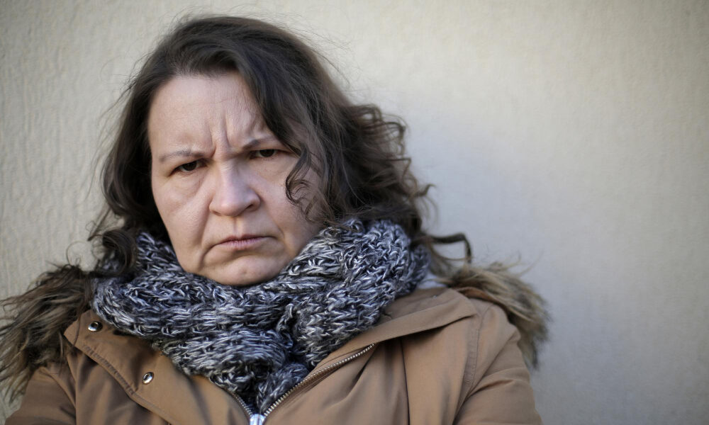 Женщина хмурится