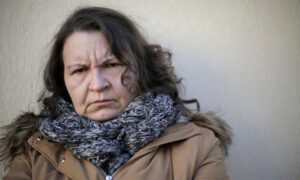 Женщина хмурится