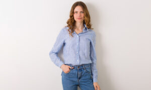 девушка в джинсах и рубашке