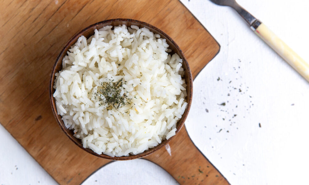 Варёный рис в тарелке