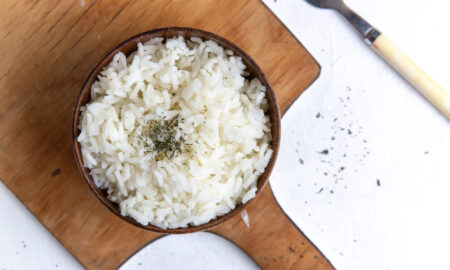 Варёный рис в тарелке